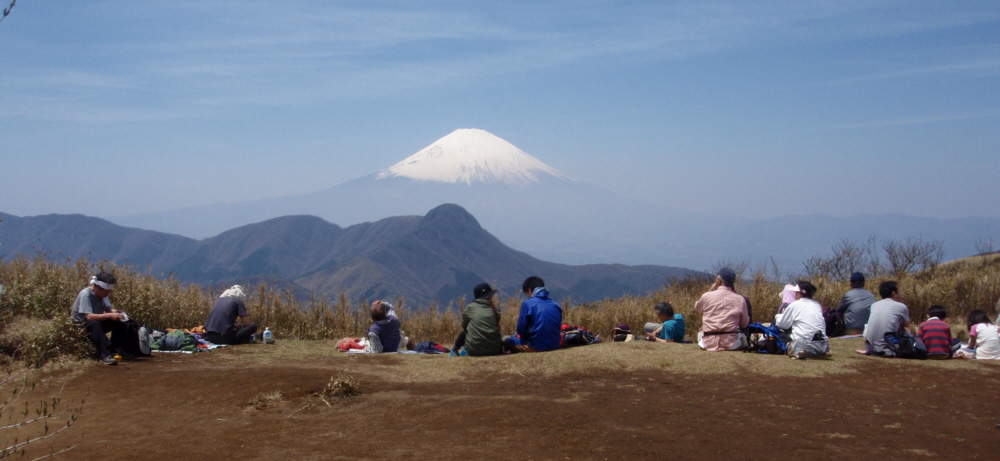 <font size="+0">��q�x�R���L��̕x�m�R�𒭂߂�o�R�҂ƕx�m�R</font>