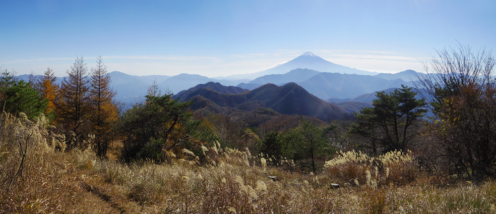 ハマイバ丸から3分ほど進んだ展望地からの富士山