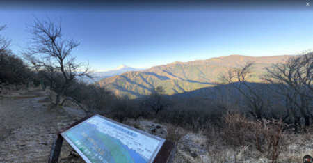 大山山頂裏の展望地からの富士山
