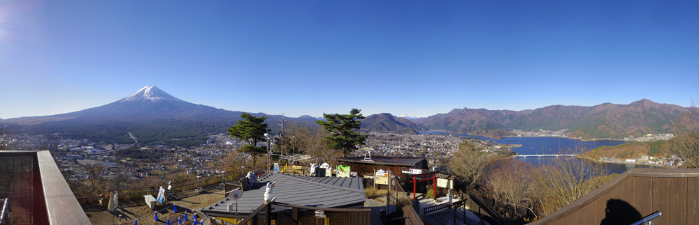 天上山富士見台の展望台からの富士山と河口湖