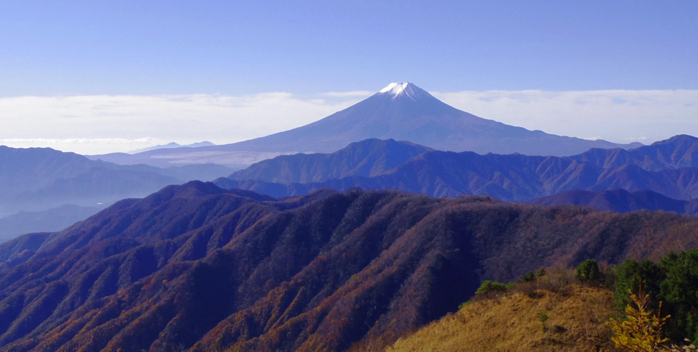 ���J�ۂ���̕x�m�R�B���̂�����̌��Ɉ���A��̉z�O�x�A�ʔv�x�B�E�̂�����͒�������񐶉ΎR�̓ʕ����ЊW�R�܂ő����܂��B