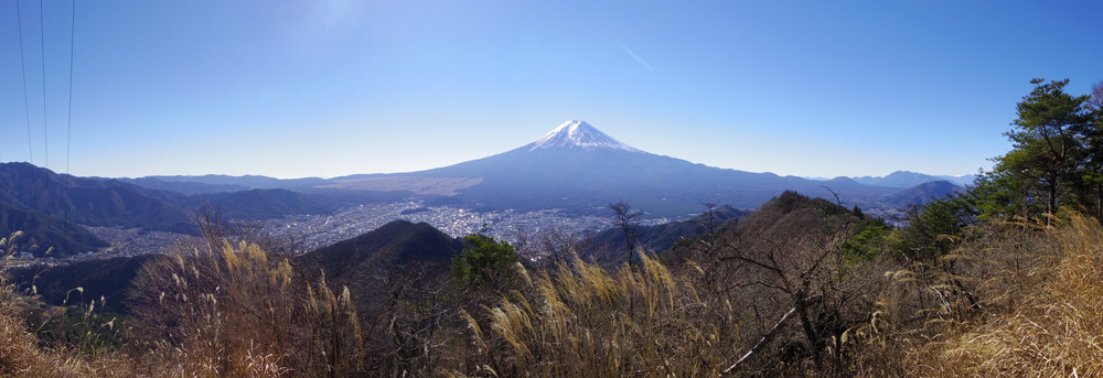 送電鉄塔からの富士山
