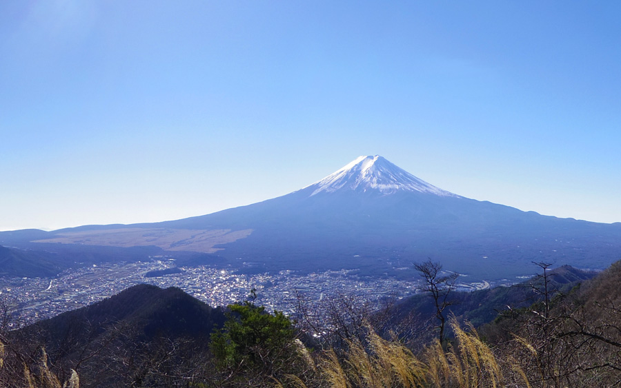 送電鉄塔からの富士山。壁紙用画像