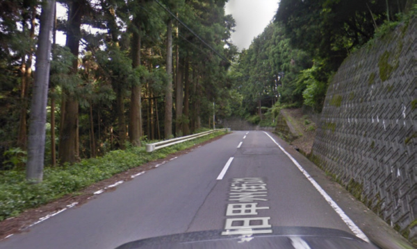 ここを登ると峠の頂にある君恋温泉に着く