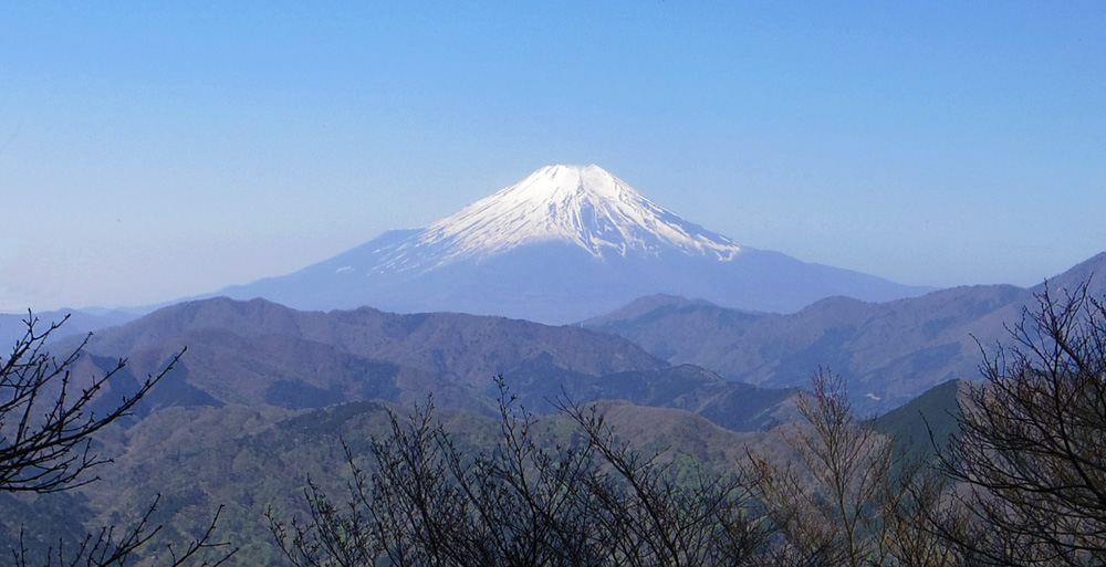 道志登山口ー加入道山の崩壊地からの富士山の写真