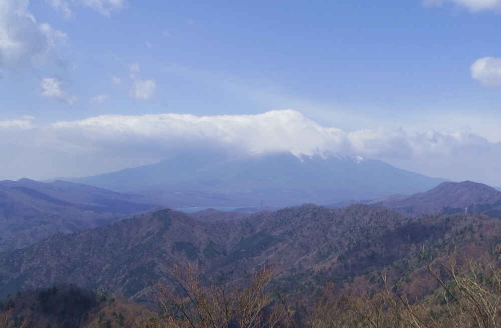 �ԒގR����̕x�m�R�B�_�ɉB�ꂽ��i�R�̉��ɁA�o�q�R�������Ă��܂�