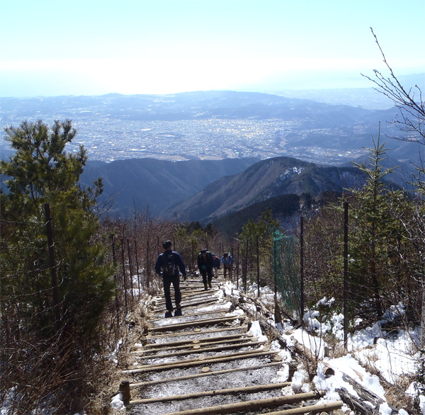 �V��ւ̊K�i����`��s�X