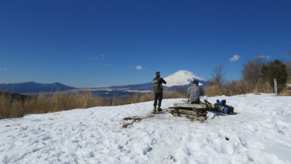 矢倉岳山頂も雪原の状態