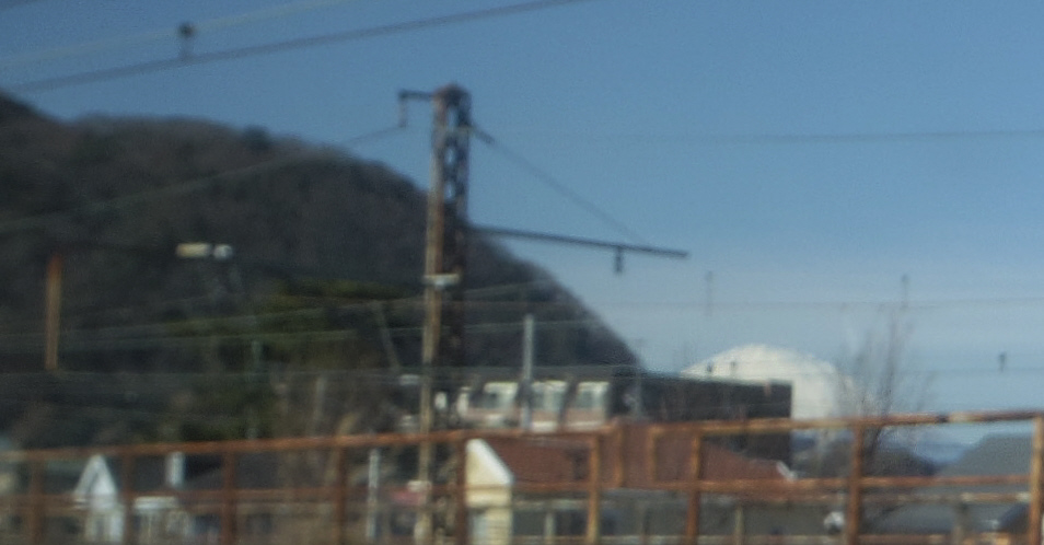高麗山の右側に富士山