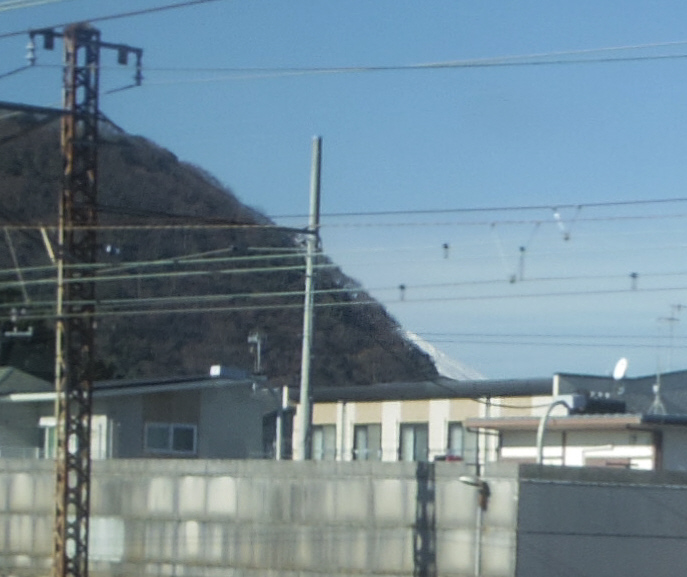 高麗山の右側に富士山