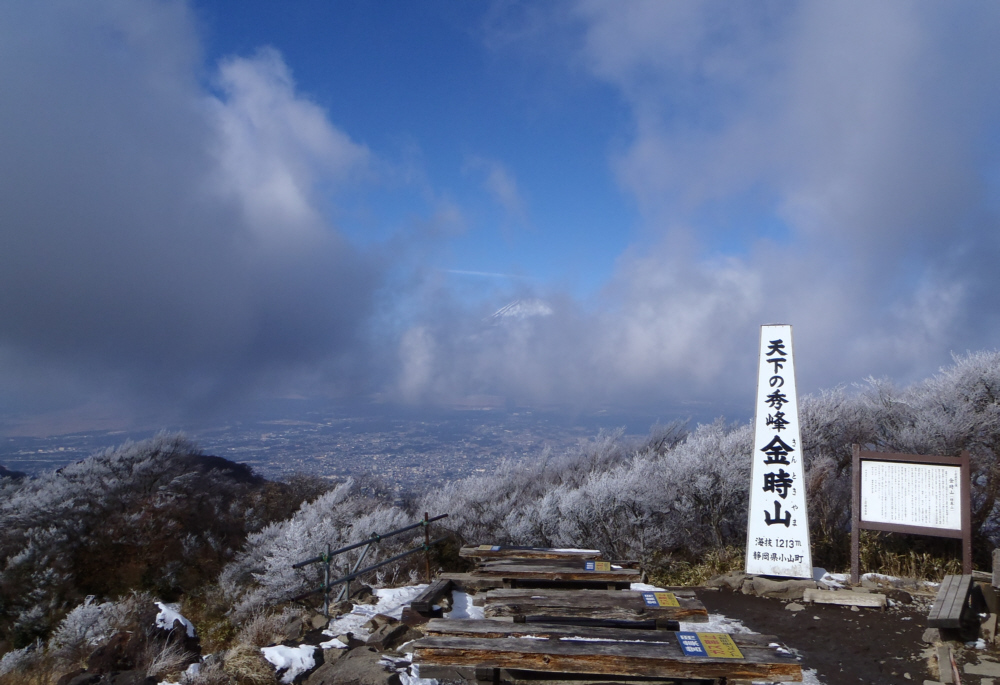 ・雲が割れて富士山頂