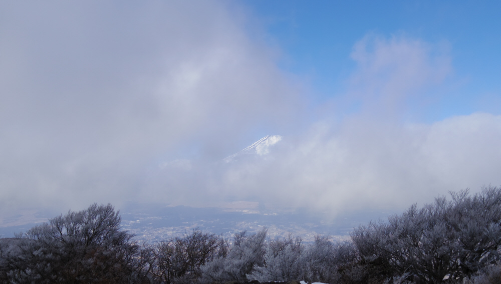 富士山山頂の左側