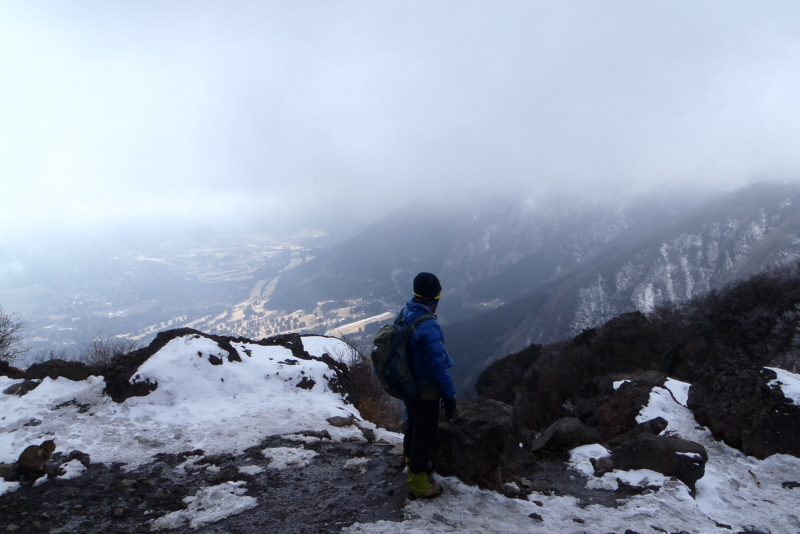 左側の空は外輪山の尾根も覆うほど雲