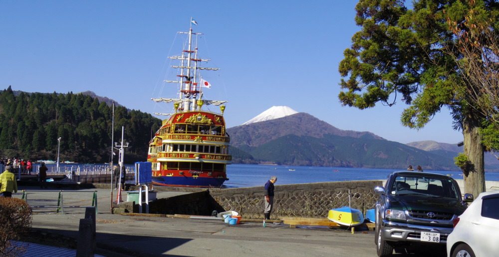 芦ノ湖湖畔の箱根関所跡の横にある箱根港遊覧船発着場