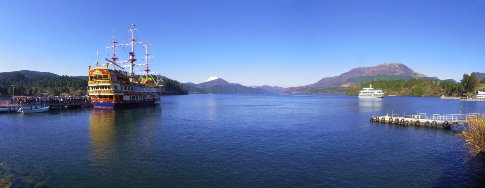 芦ノ湖湖畔の箱根関所跡の横にある箱根港遊覧船発着場からの富士山