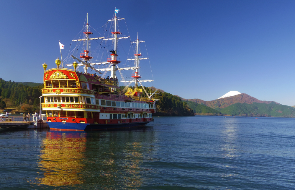 きらびやかな芦ノ湖遊覧船と白一色の富士山