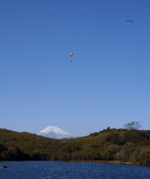氷ヶ池からの富士山とパラグライダー