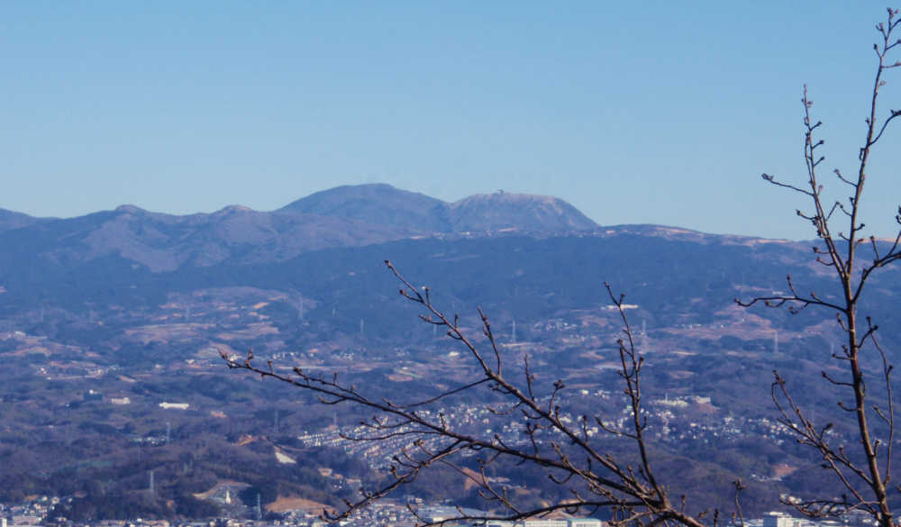 左側に最高峰の神山、右側に駒ヶ岳