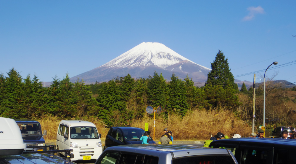 十里木バス停近くの駐車場付近からの富士山