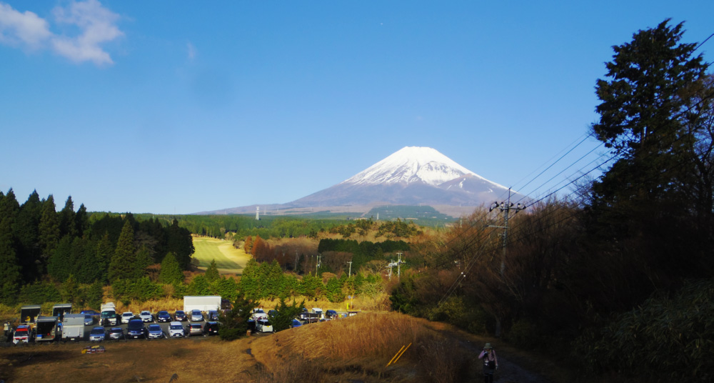 富士山のすそ野が見えてきます
