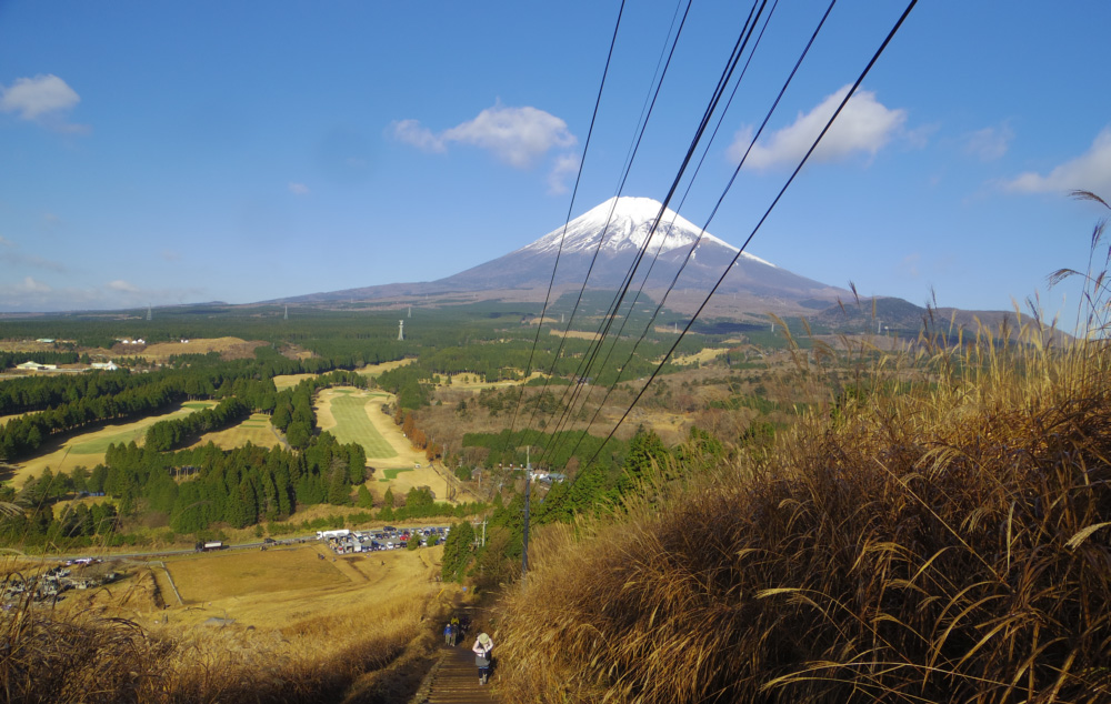 富士山本体を突き抜ける電線