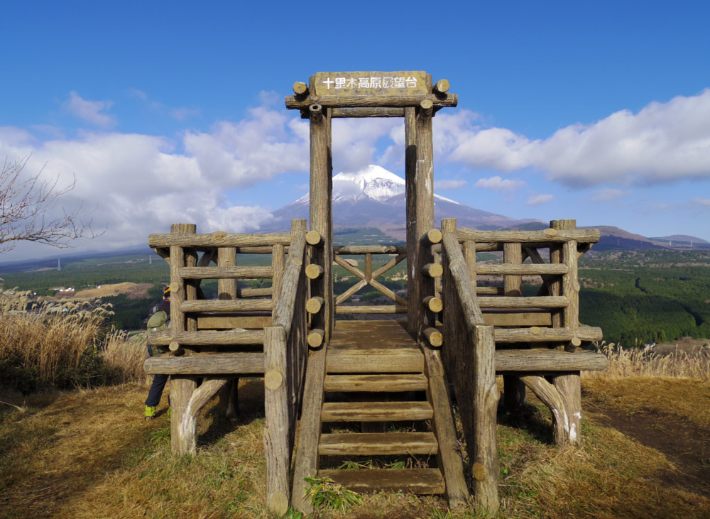 十里木高原展望台の木柱間の富士山