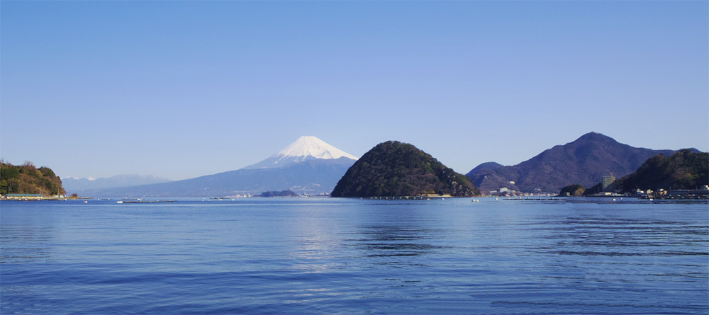 内浦湾沿いの道からの内浦湾と富士山