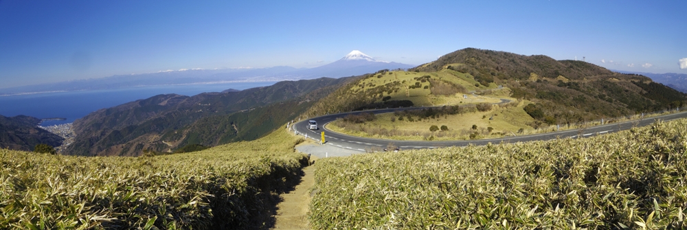 小達磨山と金冠山の上に富士山