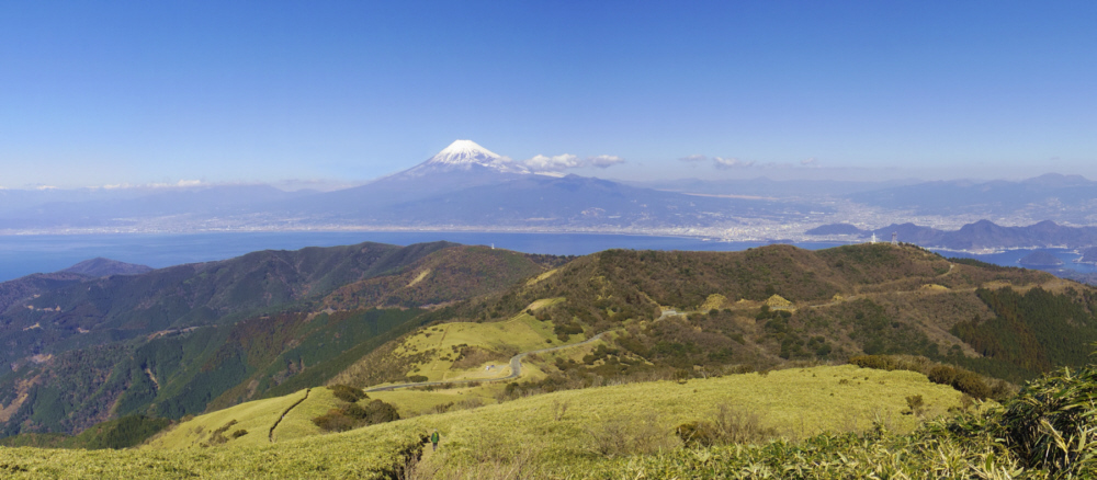 達磨山下からの登山道と駿河湾と富士山