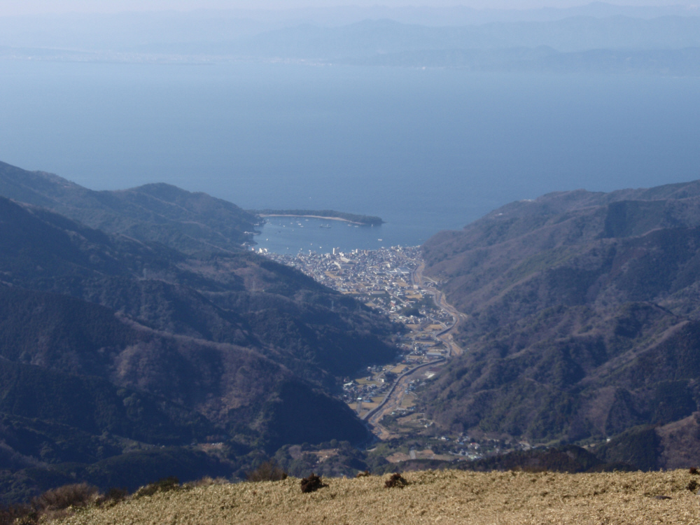 駿河湾と戸田港の街並
