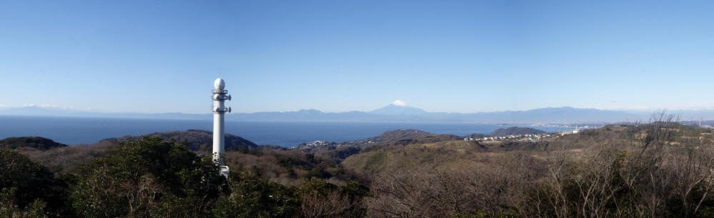 大楠山山頂のビュ-ハウス展望台からの富士山